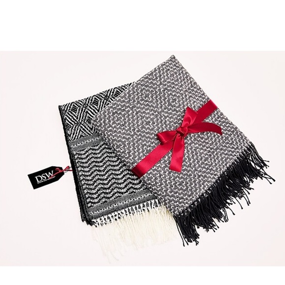Black and White Comfy Throw Blanket with Geometric Patterns - Picture 2 of 4